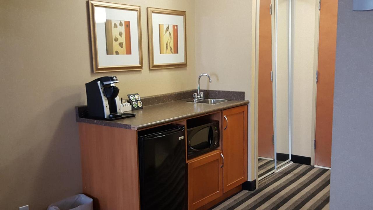Days Inn & Suites By Wyndham Edmonton Airport Leduc Extérieur photo