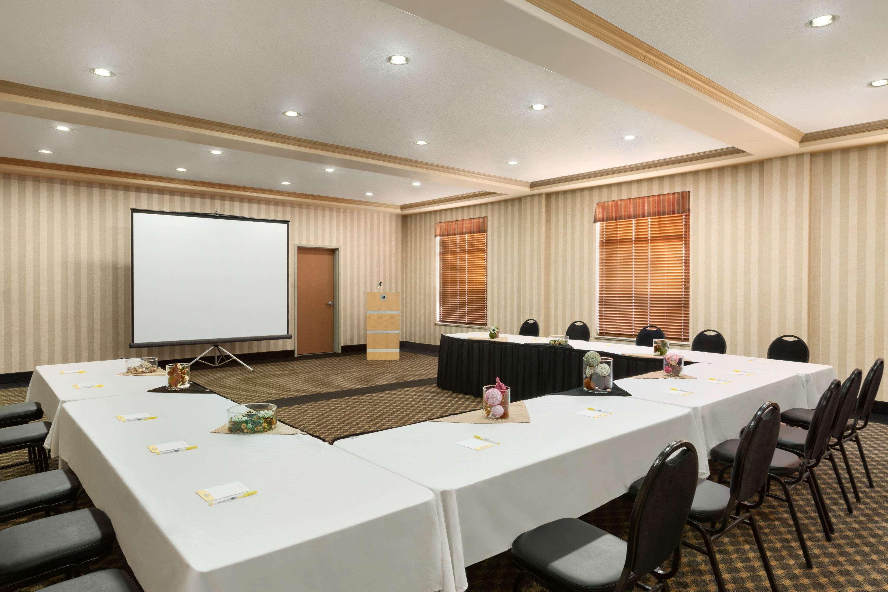 Days Inn & Suites By Wyndham Edmonton Airport Leduc Extérieur photo