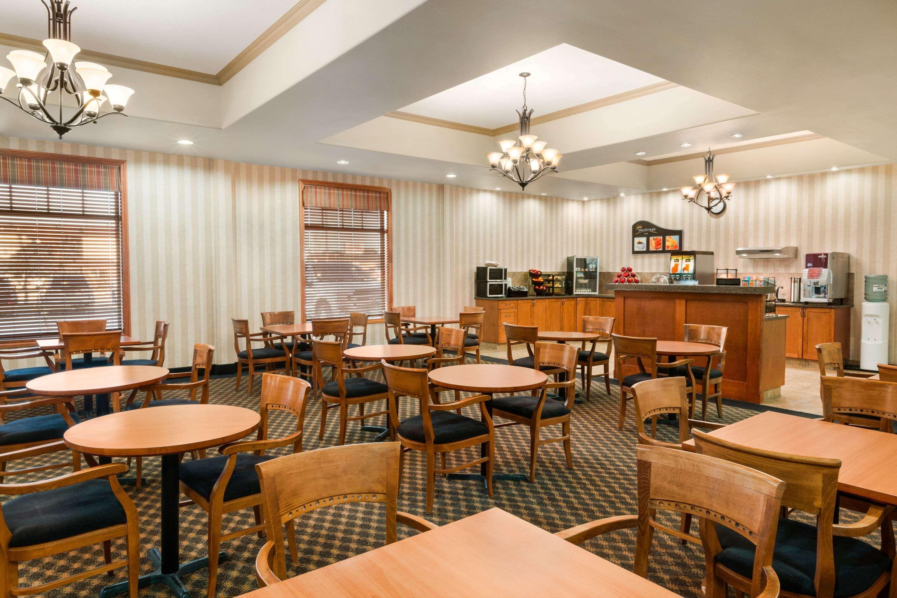 Days Inn & Suites By Wyndham Edmonton Airport Leduc Extérieur photo