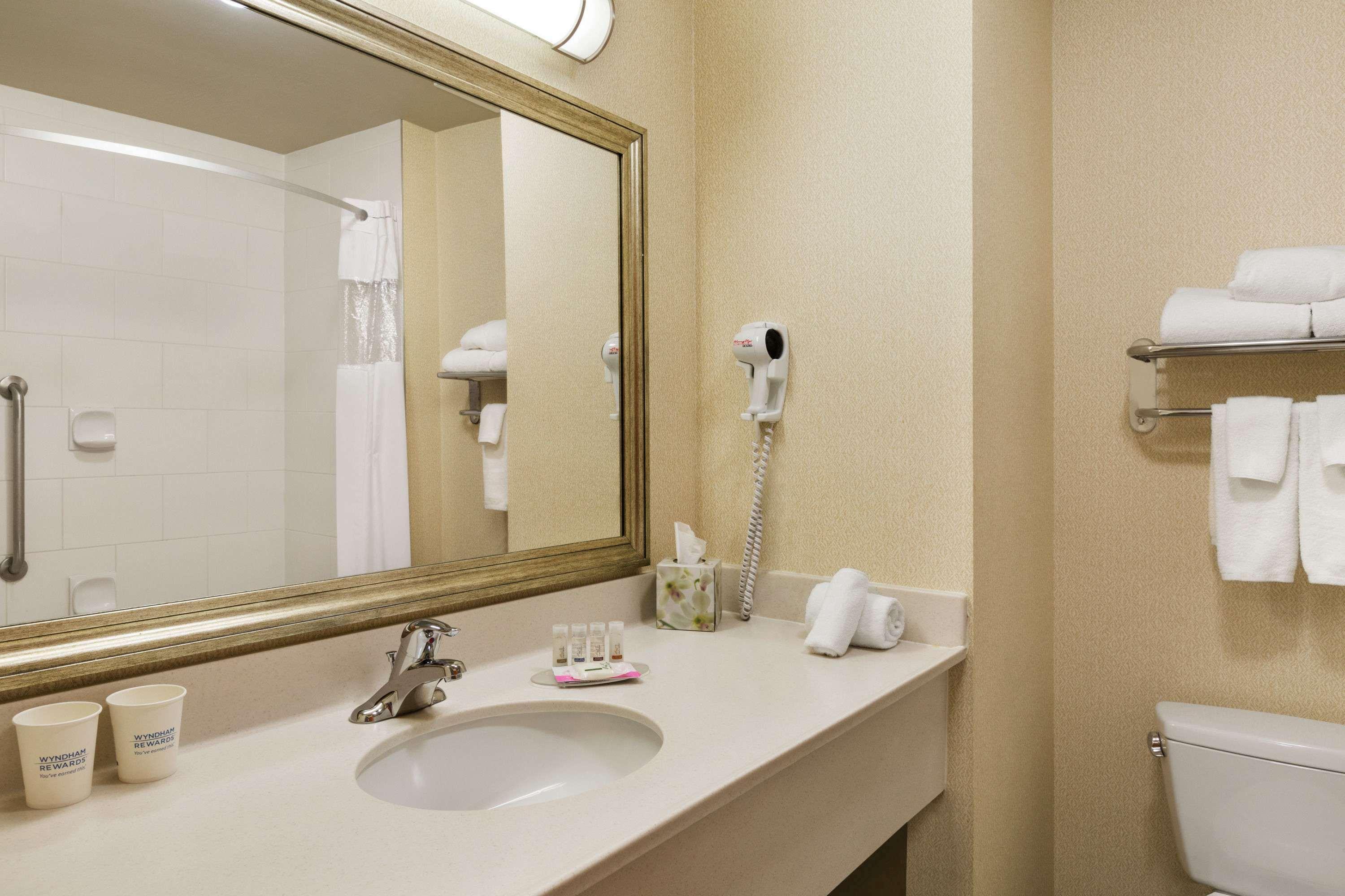 Days Inn & Suites By Wyndham Edmonton Airport Leduc Extérieur photo